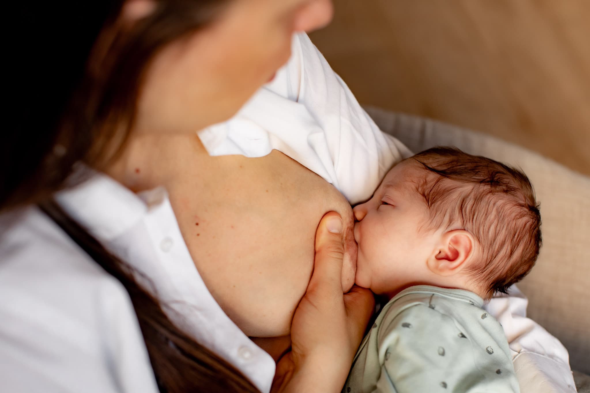 Dois-je réveiller mon bébé pour le faire téter ?